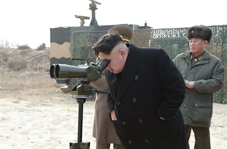 Kim ong-un monitoruje zkuebn odpal raket, kter provedla 851. jednotka...