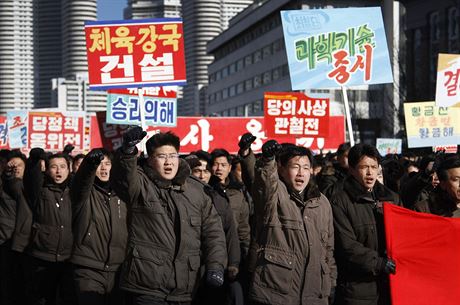 Severokorejci pochoduj ulicemi Pchjongjangu, aby proklamovali oddanost slub...