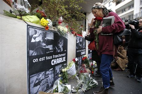 K sdlu tdenku Charlie Hebdo pichzej lid s kvtinami a svkami.