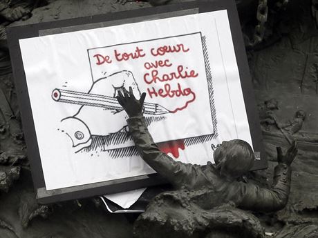 Z celho srdce se Charlie Hebdo. Transparent na soe Republiky na paskm...