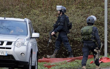 Policie zaujímá pozice ped útokem na dva muslimské atentátníky