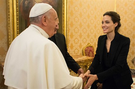 Angelina Jolie se sela s papeem