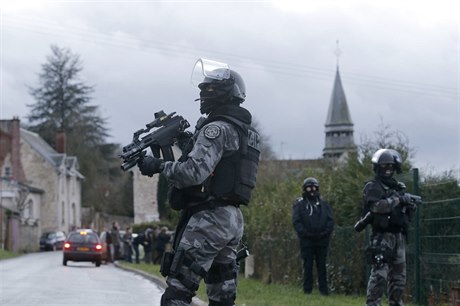 Na prchající francouzské bratry Chérifa a Saida Kouachiho, kterým je 32 a 34...