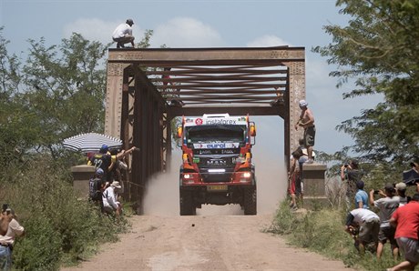 eský závodník Ale Loprais s kamionem MAN na trati Rallye Dakar.