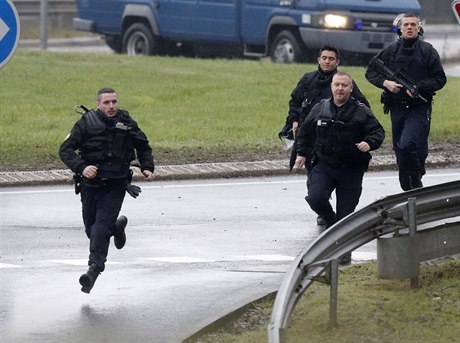 Písluníci francouzské policie pibíhají k místu v prmyslové oblasti na kraji...