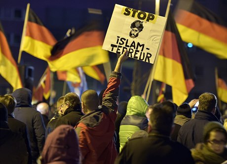 Stop islámskému teroru, hlásá transparent na demonstraci nmeckého hnutí...