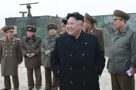Kim ong-un dohlíí na raketovou zkouku.
