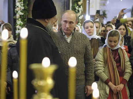 Vladimir Putin na vánoní bohoslub ve Voronské oblasti.