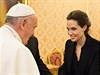 Angelina Jolie se sela s papeem a pedstavila nový film