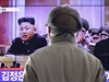 Obyvatel Jiní Koreje sleduje novoroní projev severokorejského diktátora