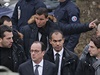 Prezident Hollande v doprovodu policie a ochranky