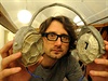 Historik muzea Martin Krsek ukazuje sluchátka z kovového odpadu.
