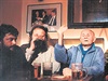 Spisovatel Bohumil Hrabal sedí s dalími lidmi v hospod u piva pi natáení...