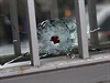 Kulka rozbila okno v budov v blízkosti sídla redakce satirického týdeníku...