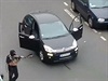Teroristé stílejí na policistu (snímek je poízen z videozáznamu).