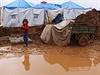 Syrtí uprchlíci v táboe poblí syrsko-tureckých hranic.