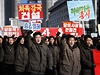 Severokorejci pochodují ulicemi Pchjongjangu, aby proklamovali oddanost slub...