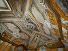 Iluzivn zdobený strop se zlacenou malovanou míí v jednom z bývalých...