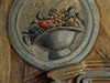 Ko s ovocem v kruhovém medailonu v bývalém pokoji hrabcího malíe