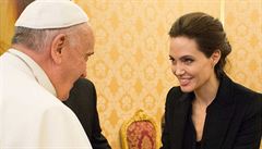 Angelina Jolie se sela s papeem a pedstavila nový film
