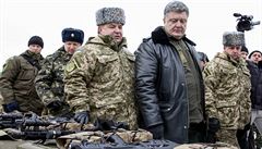 Prezident Petro Poroenko zkoumá výstroj ukrajinské armády