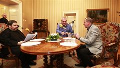 Prezident b�hem Hovor� z Lán, které moderoval Lubo� Xaver Veselý (vlevo).