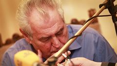 Prezident Zeman si p�i vysílání Hovor� z Lán p�ipálil.