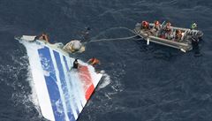 Záchranáři našli ocas letadla AirAsia. Měly by tam být černé skříňky