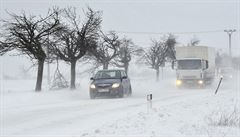Ledovka a sníh komplikují dopravu. Na Jablonecku je kalamita.