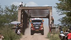 eský závodník Ale Loprais s kamionem MAN na trati Rallye Dakar.