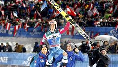NOVÝ �AMPION. Rakouský skokan Stefan Kraft slaví celkový triumf na Turné �ty�...