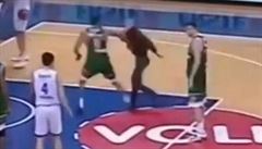 VIDEO: Nekompromisní pomsta. Basketbalista tvrdě sejmul výtržníka