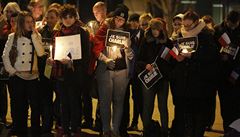 I p�ed francouzským konzulátem v Seattlu se se�el dav lidí.