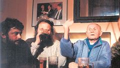 Spisovatel Bohumil Hrabal sedí s dal�ími lidmi v hospod� u piva p�i natá�ení...