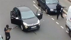 Teroristé stílejí na policistu (snímek je poízen z videozáznamu).