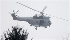 Policejn vrtulnk nad prmyslovou oblast u obce Dammartin-en-Goele.