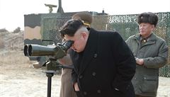 Kim ong-un monitoruje zkuební odpal raket, který provedla 851. jednotka...