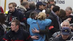 Dvojice Paían se objímá ped sídlem listu Charlie Hebdo.