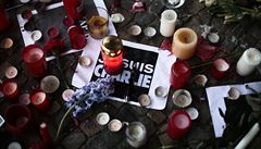 Sví�ky a kv�tiny p�ed francouzskou ambasádou v Berlín�. Uprost�ed motto Je suis...