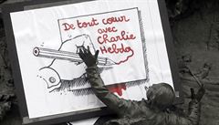�Z celého srdce se Charlie Hebdo�. Transparent na so�e Republiky na pa�í�ském...