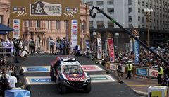 Stephane Peterhansel na symbolickém startu Rallye Dakar.