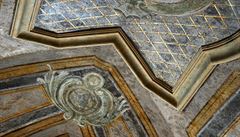 Malovaná iluzivní architektura se zlacenou míí v jednom z bývalých hrabcích...
