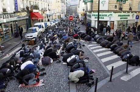 Modlící se muslimové v Paíi.