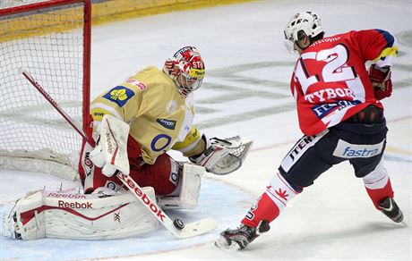 Zleva brank Slavie Dominik Furch a pardubick tonk Radoslav Tybor.