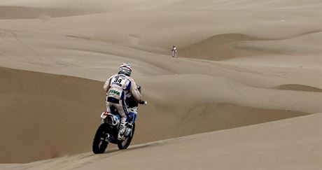 esk motocyklista na KTM David Pabika bhem devt etapy Rallye Dakar.