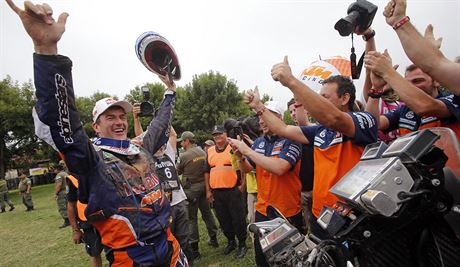 Jezdec na KTM Mac Coma slaví celkové vítzství v cíli Rallye Dakar.