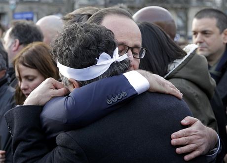 Francouzský prezident Francois Hollande utuje sloupkae listu Charlie Hebdo...