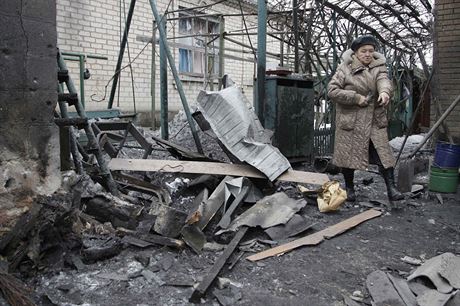 ena v Doncku obhlíí kody, které na jejím domu napáchalo bombardování.