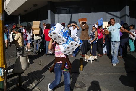 Fronta na toaletní papír ve venezuelské metropoli Caracas.