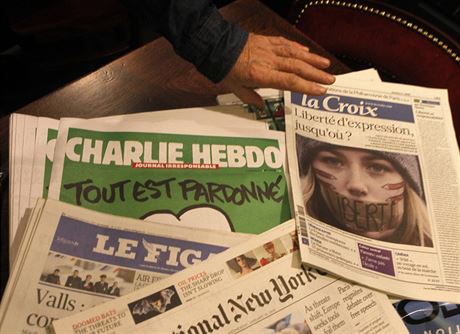 Steden vydn listu Charlie Hebdo na stnku ve francouzskm Lille.